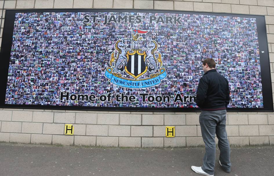 Un tifoso osserva incuriosito il mosaico del St. James Park, stadio del Newcastle (Getty Images)
